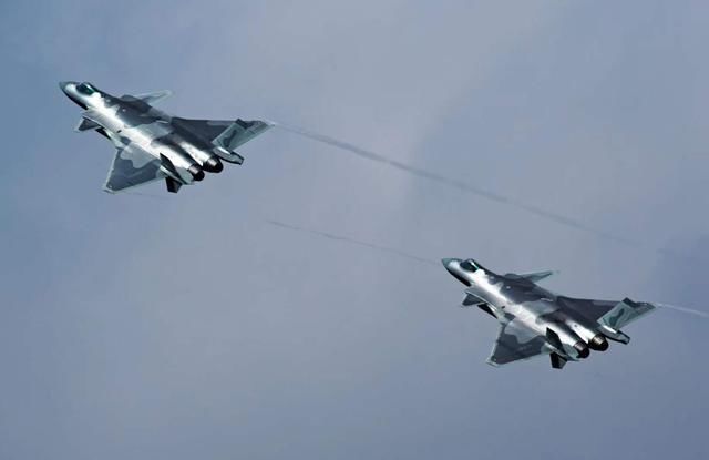  功率|歼20双座版十分必要：两个人换着开不累，多一个人还能指挥无人机