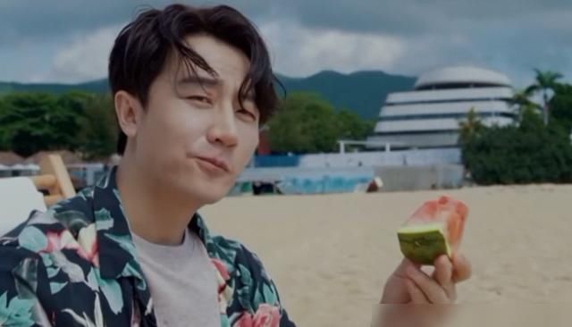  接地|身为经理黄轩很暖心，帮阿姨扫厕所都那么接地气，这经理我跟定了