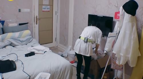  最真实|赵丽颖不吃饭躲房间里，镜头拍摄到房间全景：这哪像女孩住的地方？