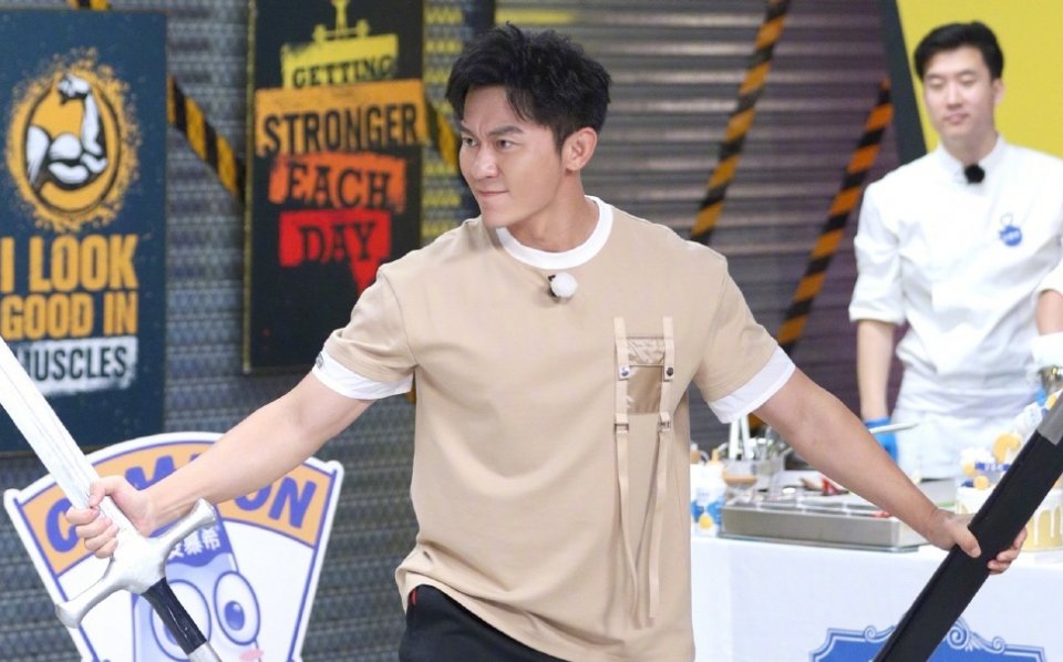  兄弟团|《奔跑吧》蔡徐坤鞋垫被偷走，一整天毫无感觉成笑点，是个铁憨憨