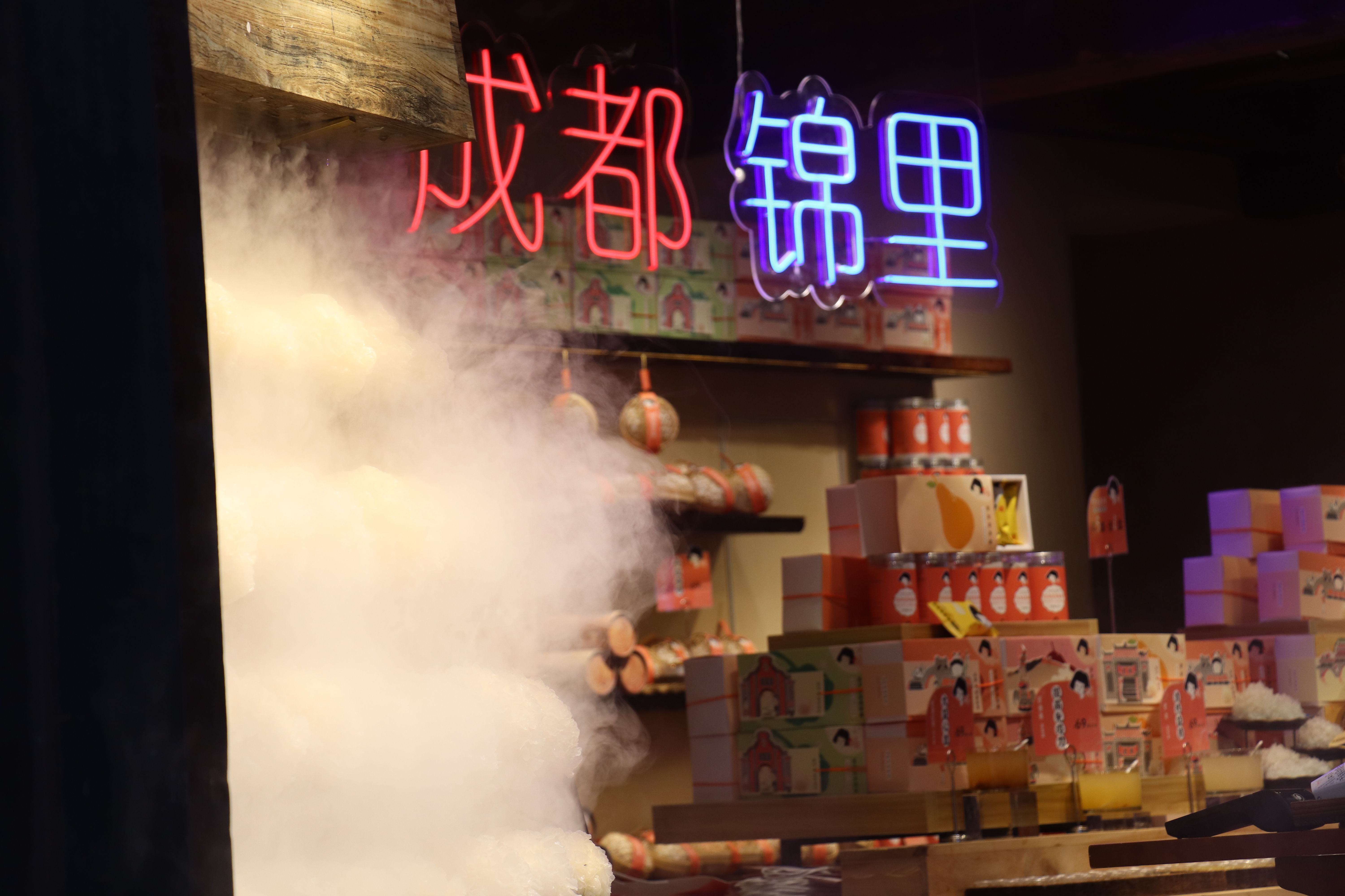 商场里|美食打卡攻略!每一个美食聚集地,都种满了成都人