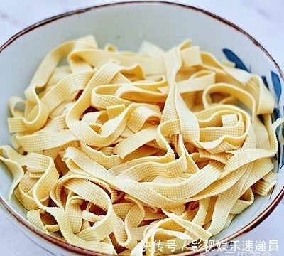 传统|#钟于经典传统味#上汤豆皮青口小白菜