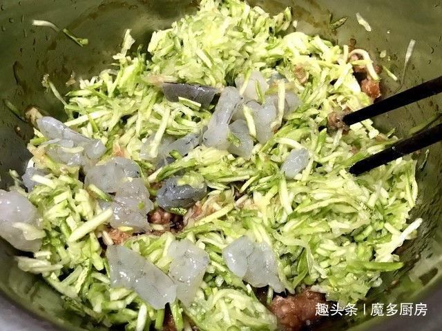  虾仁|30个饺子3个人没吃完，北方的饺子薄皮大馅味道鲜，每周都要做