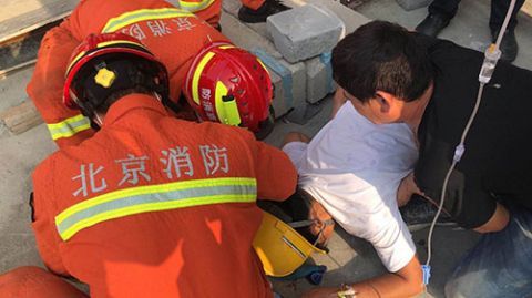  这件|危急！3米钢管高空掉落插入工人肩膀，消防员先做了这件事……