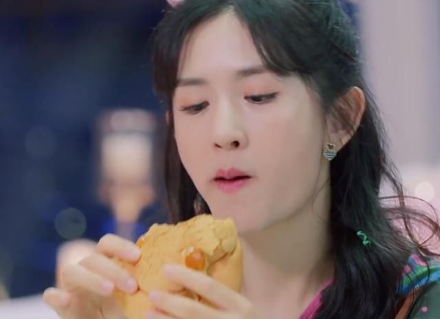  为啥|吉娜节目大口吃菠萝包，当她咬下的那一刻，终于知道她为啥那么瘦
