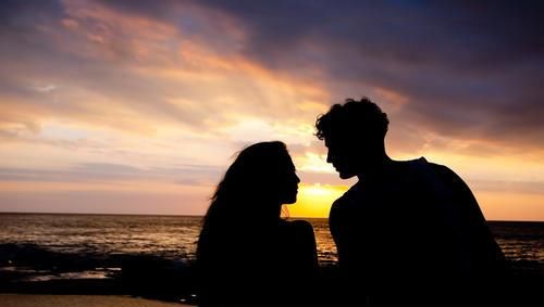  关系|46岁女警与16岁男生深夜约会，被捕后辩称“我以为是做梦”