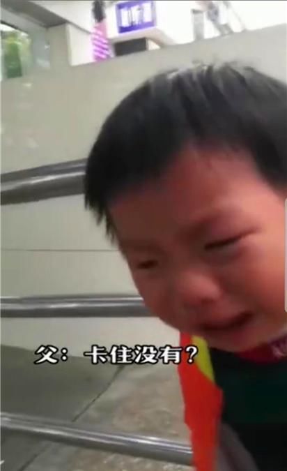 无动于衷|男孩玩耍被“卡”住，爸爸在一旁“无动于衷”，对话让网友笑疯