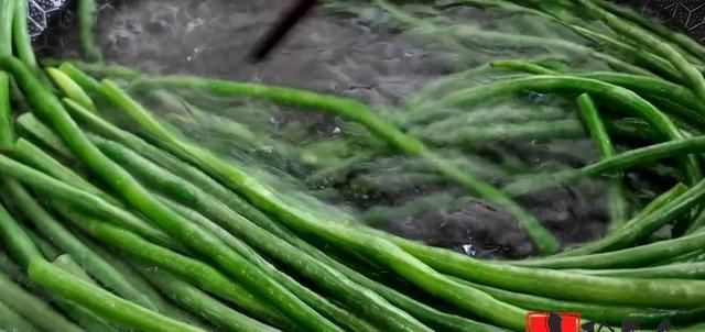  可口|豇豆角新吃法，鲜香可口又解暑，做法简单，一大盘不够吃，真解馋