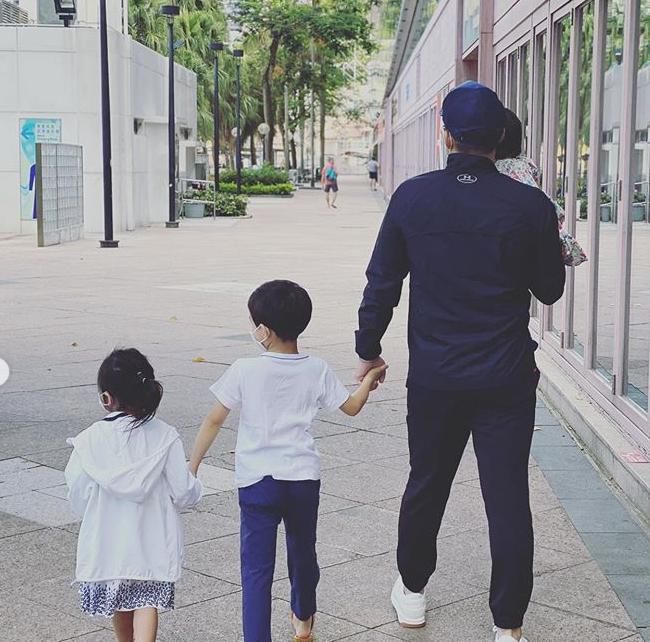  紧扣|三萌娃围餐桌看爸爸直播，郭晶晶助阵霍启刚参选，十指紧扣超恩爱