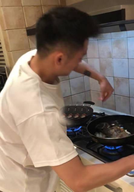 浪子回头|浪子回头!林丹凌晨为谢杏芳下厨,徒手煎鱼,厨房公开又小又旧