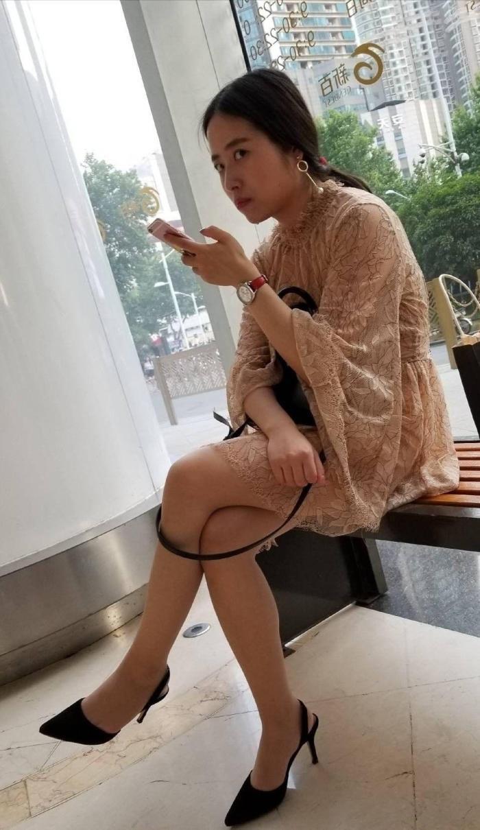长裙|商场里穿高跟鞋蕾丝长裙时尚美妇,这样打扮很“冻”人