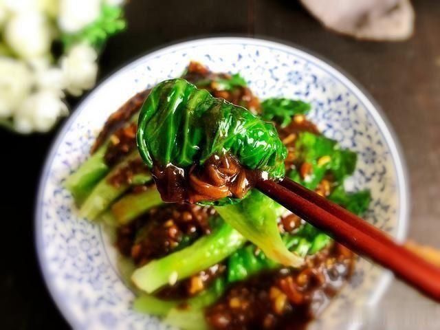 翠绿|生菜这么做翠绿爽脆，苦味减少鲜香加倍，十分钟上桌，一盘不够分