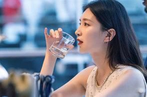  王曼妮|三十而已| 王曼妮们，呆在上海受罪还是回去家乡安逸？