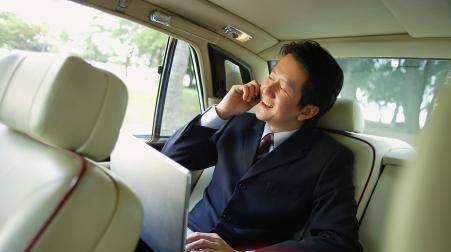 老板或高管|老板会开车，却让司机加班接送？知道原因后，难怪老板花钱请司机