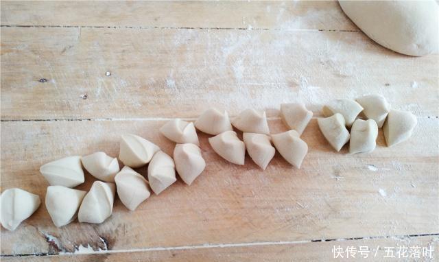 好吃|妈妈包了薄皮馅的饺子,很好吃,我一口气吃了两碗饺子