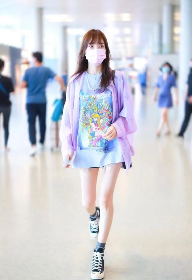  青春|李小璐罕见走机场，穿卡通少女T恤大秀“牛奶腿”，嫩到看不出39