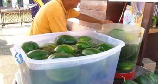  大爷|大爷卖西瓜汁却从不买杯子，看清他把鲜榨西瓜汁装哪，路人排队买