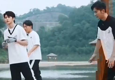  蔡徐坤|《跑男》对颜值高的人太纵容，吴磊被人帮助遭无视，蔡徐坤抢跑也置之不理
