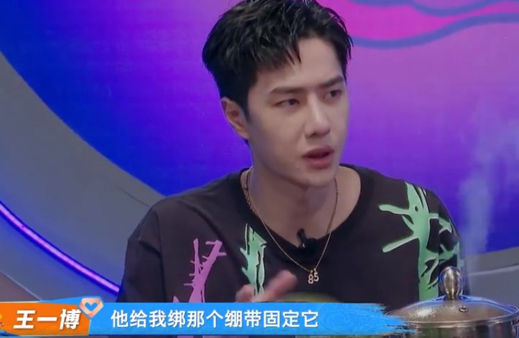  街舞|王一博脚受伤前后都痛，绑上绷带后马不停蹄开始训练，惹人心疼