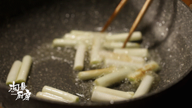  汤汁|咸鲜味醇的葱烧香菇，好吃到连汤汁都不想放过