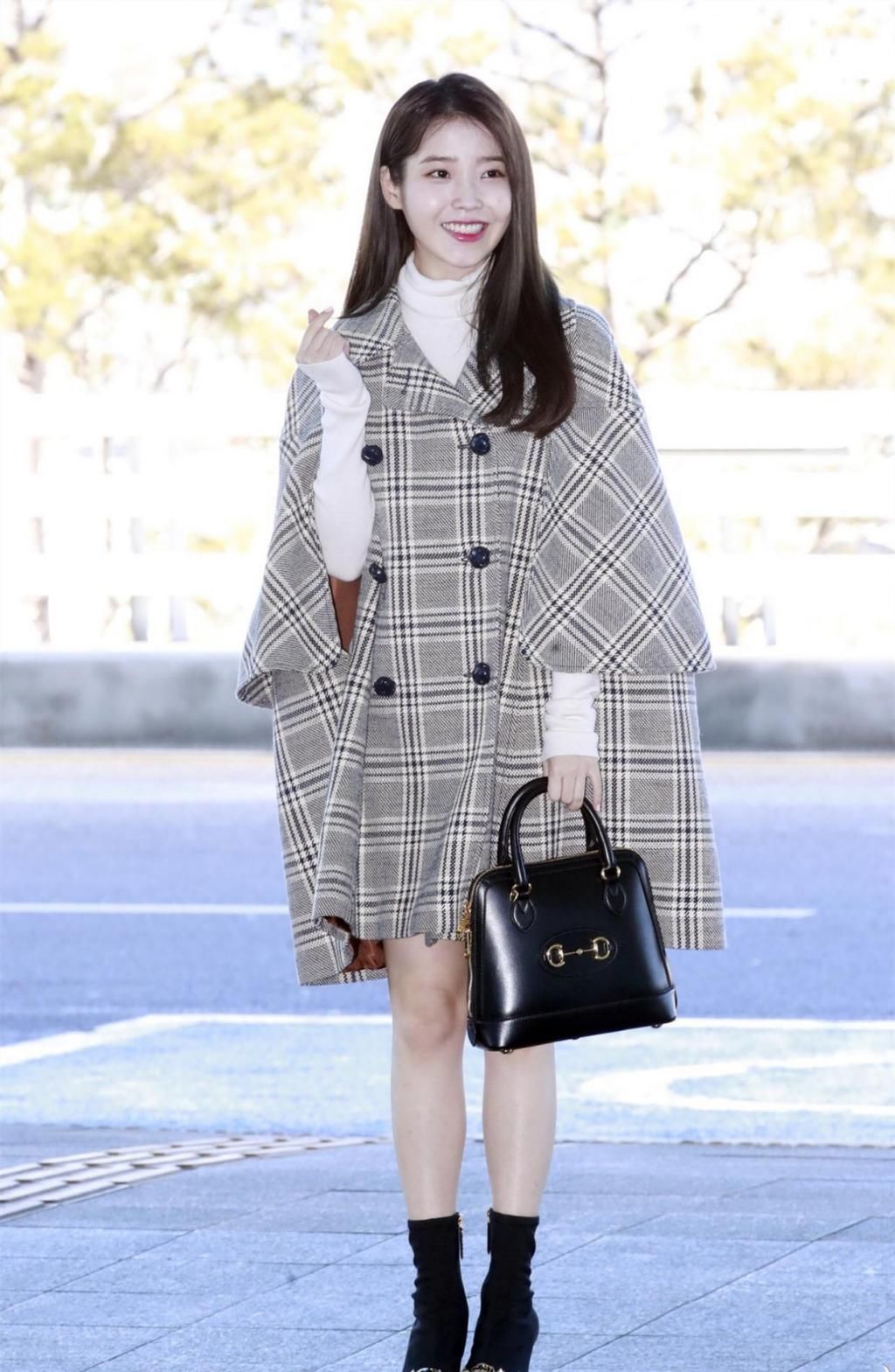 甜美|谁说小个子不能穿斗篷,学李知恩穿斗篷配高领衫,复古甜美好精致