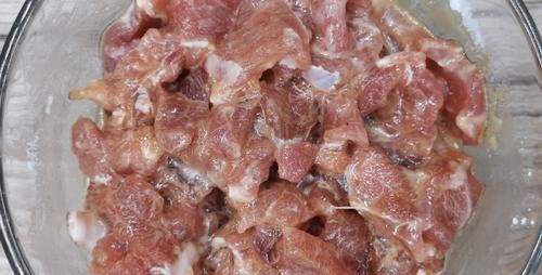  家常菜|鲜香味美的小白菜香菇炒肉，做法简单易学，清新入味，特美味