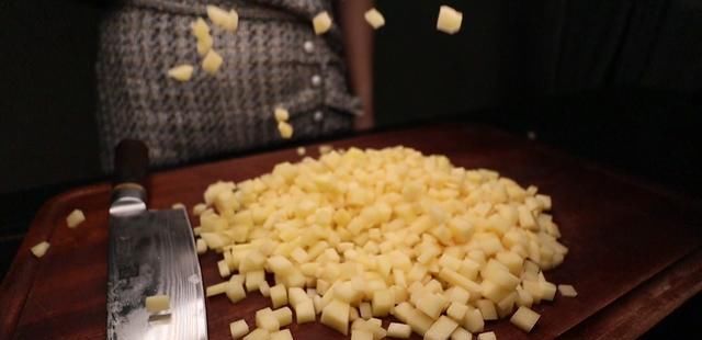 土豆|传说吃了能发财的家常下饭菜,做法简单一学就会,寓意财源滚滚