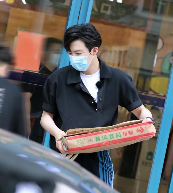  嘉宾|《中餐厅4》首发嘉宾太惊喜！大长腿的他加盟，赵丽颖说话都要仰头