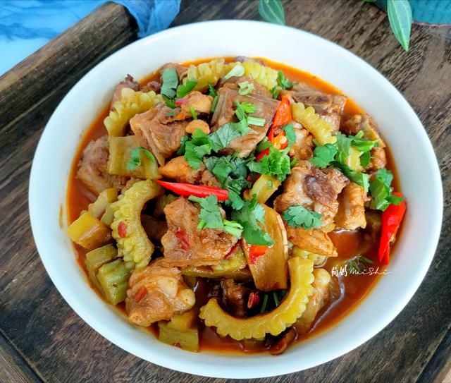 营养|一家四口的晚餐,妈妈做了三菜一汤,简单营养味美,家人吃着开心