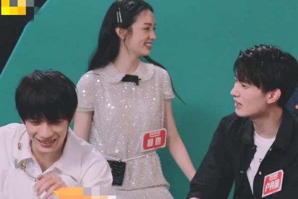  舞台|把伤害当搞笑，上台就diss何老师个子低，网友怒怼：“滚出这个舞台”