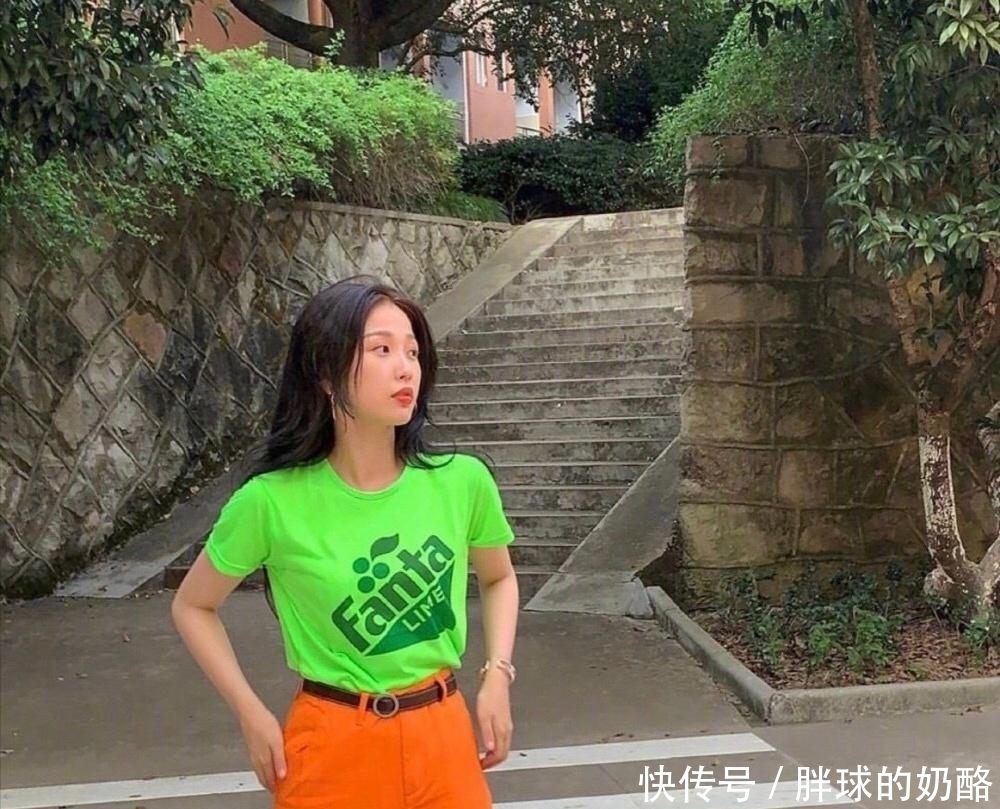  中裙|虞书欣的衣品又提升了，黑色宽松中裙慵懒随性，既显贵气又显气质