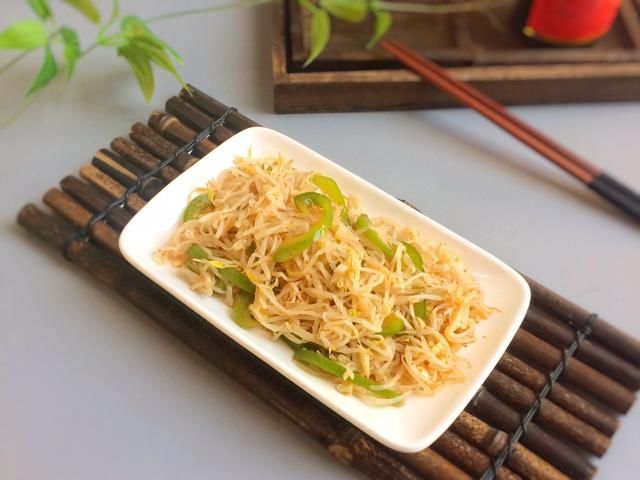  不到|夏天豆芽凉拌着吃，清凉爽口，一盘菜成本不到2块钱，全家人吃