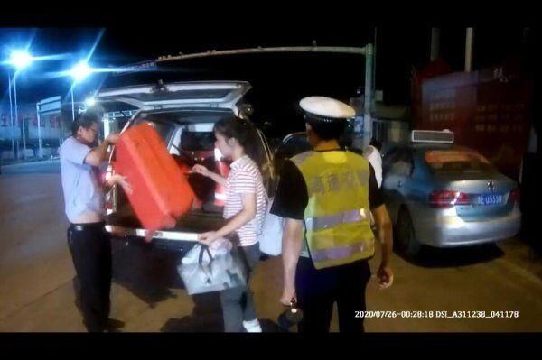 高速公路|贵州女孩放暑假回家,为图省钱和方便,结果却把自己坑惨了