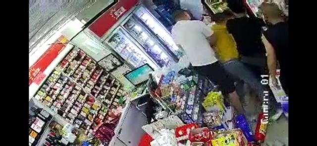 小哥|深圳一外卖小哥与醉酒男子擦肩而过引发口角后被围殴，5人被刑拘