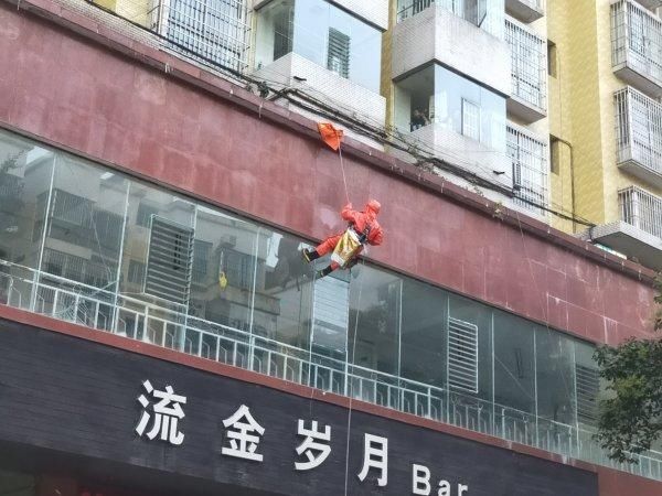  居民楼|居民楼前嗡嗡嗡，消防员“火攻”摘除马蜂窝