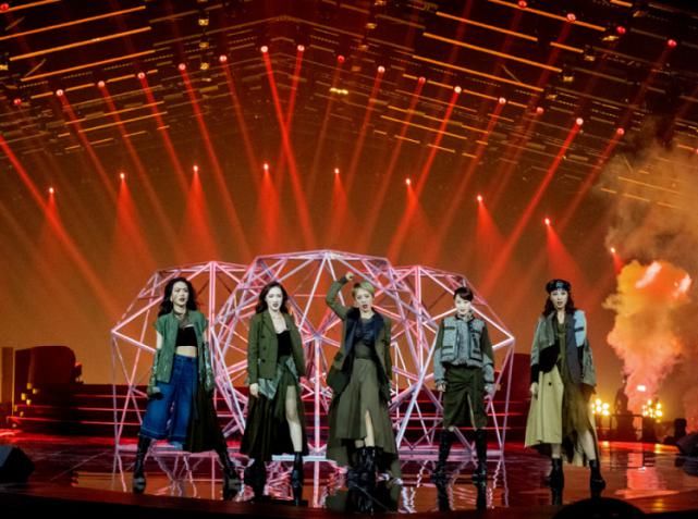  表演|《浪姐》总决赛，两队姐姐实力难分伯仲，张萌吴昕返场引人关注