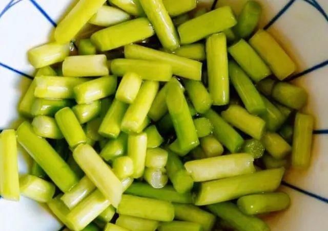  一滴水|教你秘制腌蒜苔的配方做法，不用一滴水和油，口感脆爽，酸甜开胃