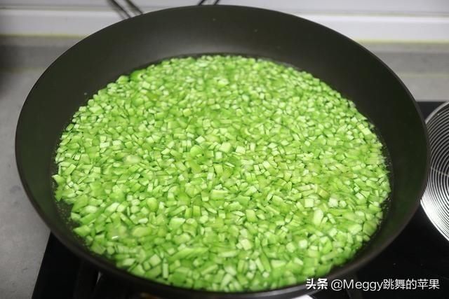  适量|三伏天吃饺子，韭菜馅不如这个菜，清口开胃促食欲，越吃越上瘾