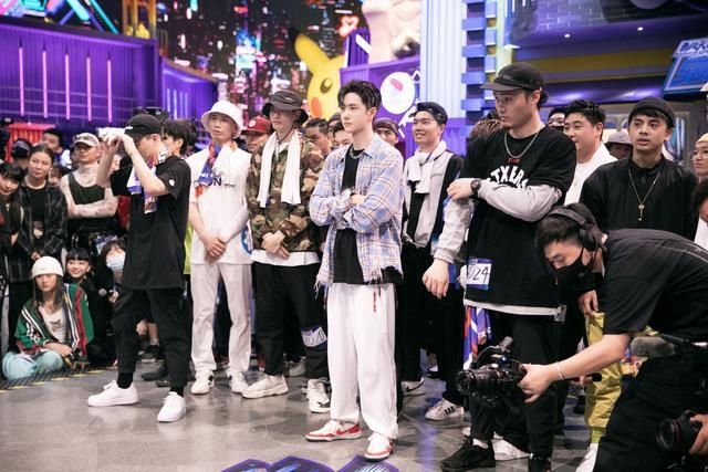 王嘉尔|王一博玩疯了!街舞选手:我听到王一博膝盖落地撞击声,真替他疼