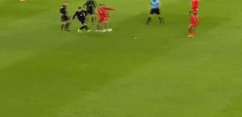  阿拉|胆敢索要2500万年薪5年长约的三冠王中卫：解析阿拉巴优缺点