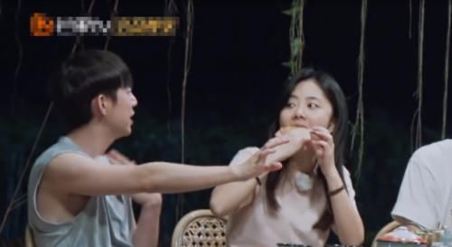  三观|《向往4》谭松韵半夜吃玉米，却坐实黄磊做饭造假网友毁三观