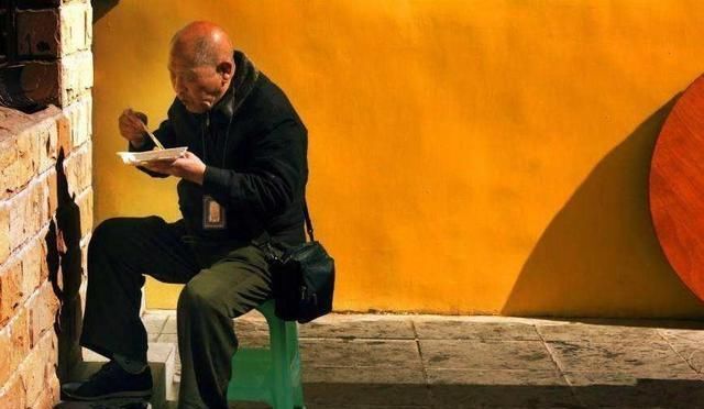 农村|农村爷爷的报纸：农村50多岁的老人，三样“不得已”的事，怪谁呢