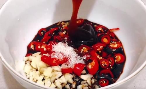  入适量|炒茄子总是太油腻，教你一招，做出的茄子不吸油，放心吃！