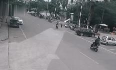  惊险|【实拍】东明街头发生惊险一幕！都看看！