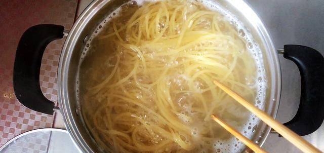  意大利|番茄虾仁意大利面，孩子想吃意大利面不用买，简单营养自己做