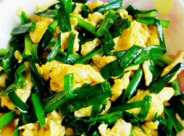  炒蛋|韭菜炒鸡蛋，先炒韭菜还是先炒蛋？行家都这么炒，鲜嫩翠绿营养高