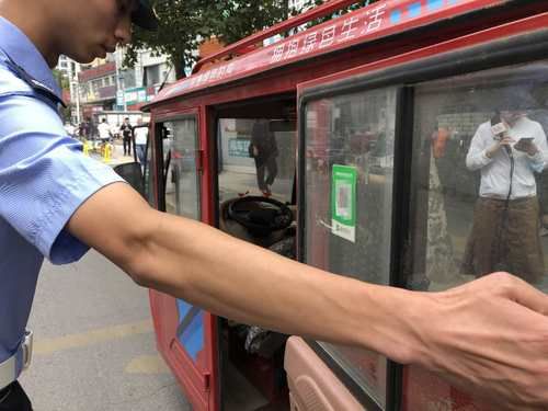 人流密集|非法载客摩的司机乘客双双受处罚，乘客被罚20元直呼太不值得