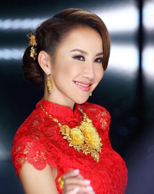 葫芦|李玟才是真正的“葫芦”身材，金头发配绿旗袍，开叉展示东方美