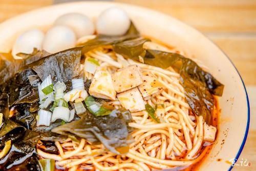 打包|天呐!让人专程驱车上百公里来打包的炸酱面,竟在襄城藏了24年!