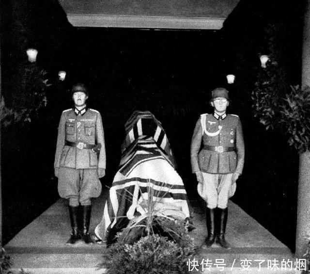 坐飞机|老照片二战德军上将坐飞机视察,迫降在苏军雷区,阵亡